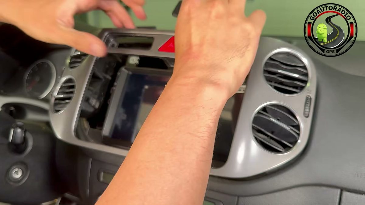 Façade reclipsée après installation autoradio Android Volkswagen Tiguan Golf Plus