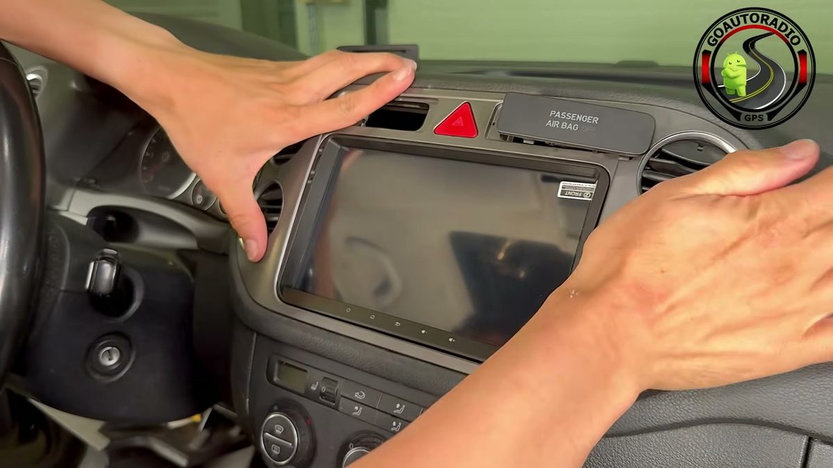 Intégration finale autoradio Android Volkswagen Tiguan Golf Plus dans le tableau de bord