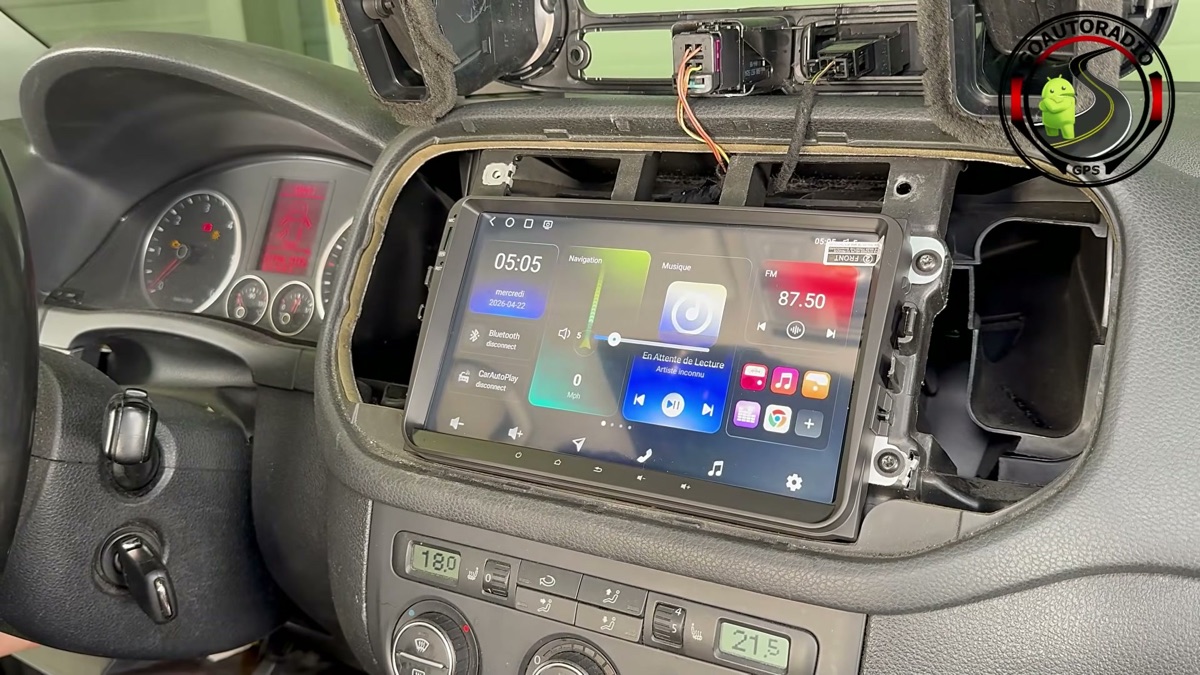 Écran autoradio Android Volkswagen Tiguan Golf Plus placé après rangement du faisceau