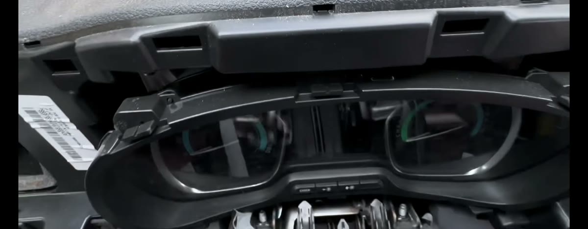 Cache inférieur retiré démontage autoradio Android Peugeot Expert Citroën Jumpy
