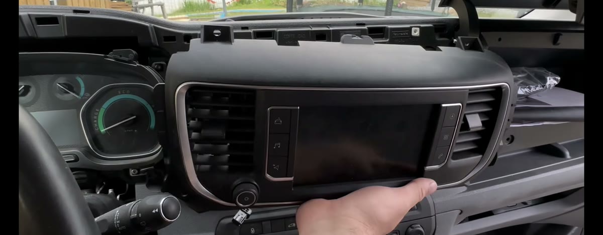 Sortie autoradio origine démontage autoradio Android Peugeot Expert Citroën Jumpy