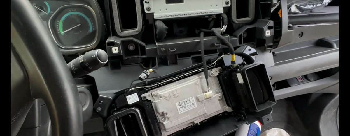 Emplacement ouvert démontage autoradio Android Peugeot Expert Citroën Jumpy