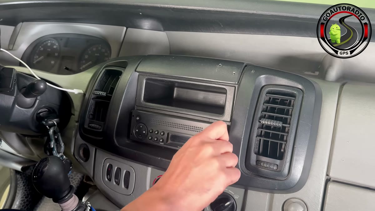 Clés de démontage insérées sur autoradio Android Renault Trafic 2