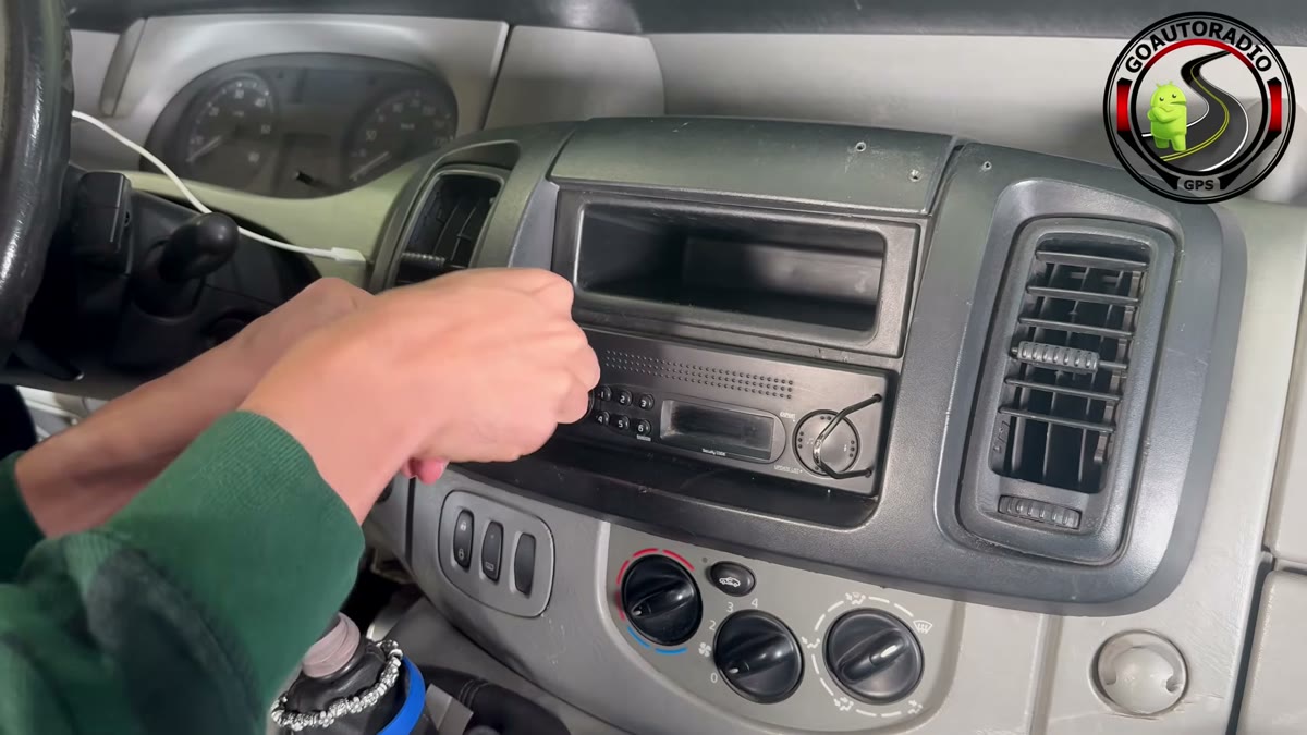 Autoradio d’origine sorti avant installation autoradio Android Renault Trafic 2