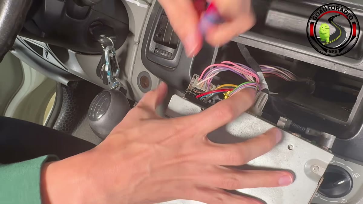 Débranchement connecteurs origine autoradio Android Renault Trafic 2