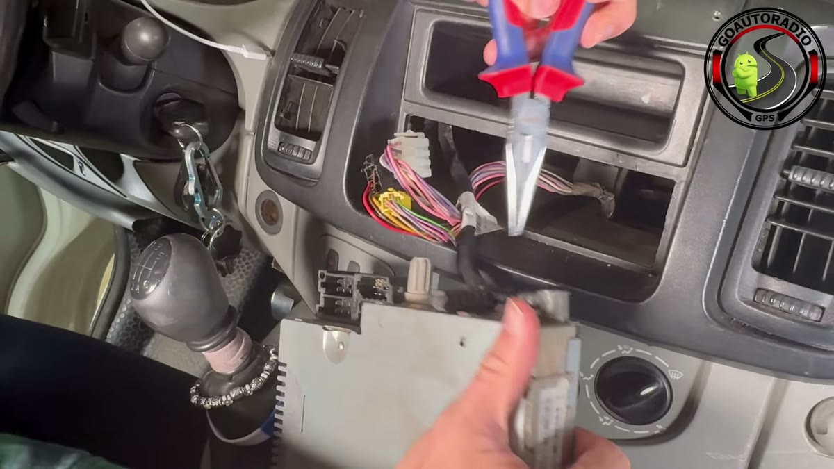 Retrait cache vide poche pour autoradio Android Renault Trafic 2