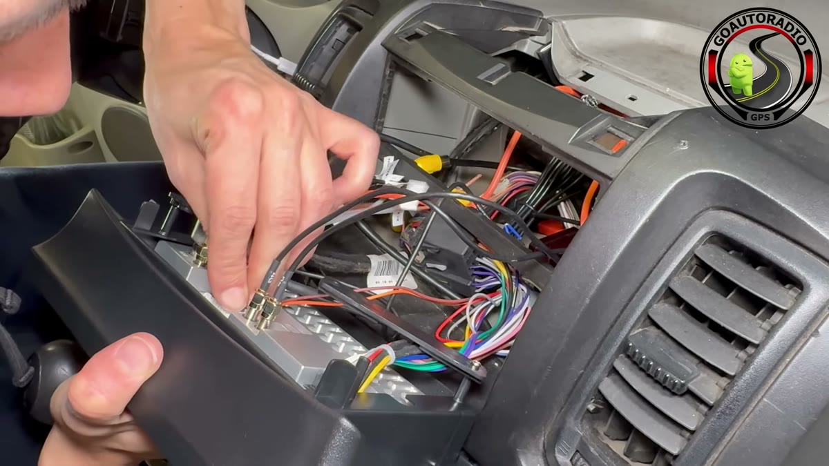 Passage câbles fixation autoradio Android Renault Trafic 2